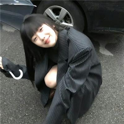 顶流女星被曝表情包火出圈，深夜颁奖礼红毯画面流出